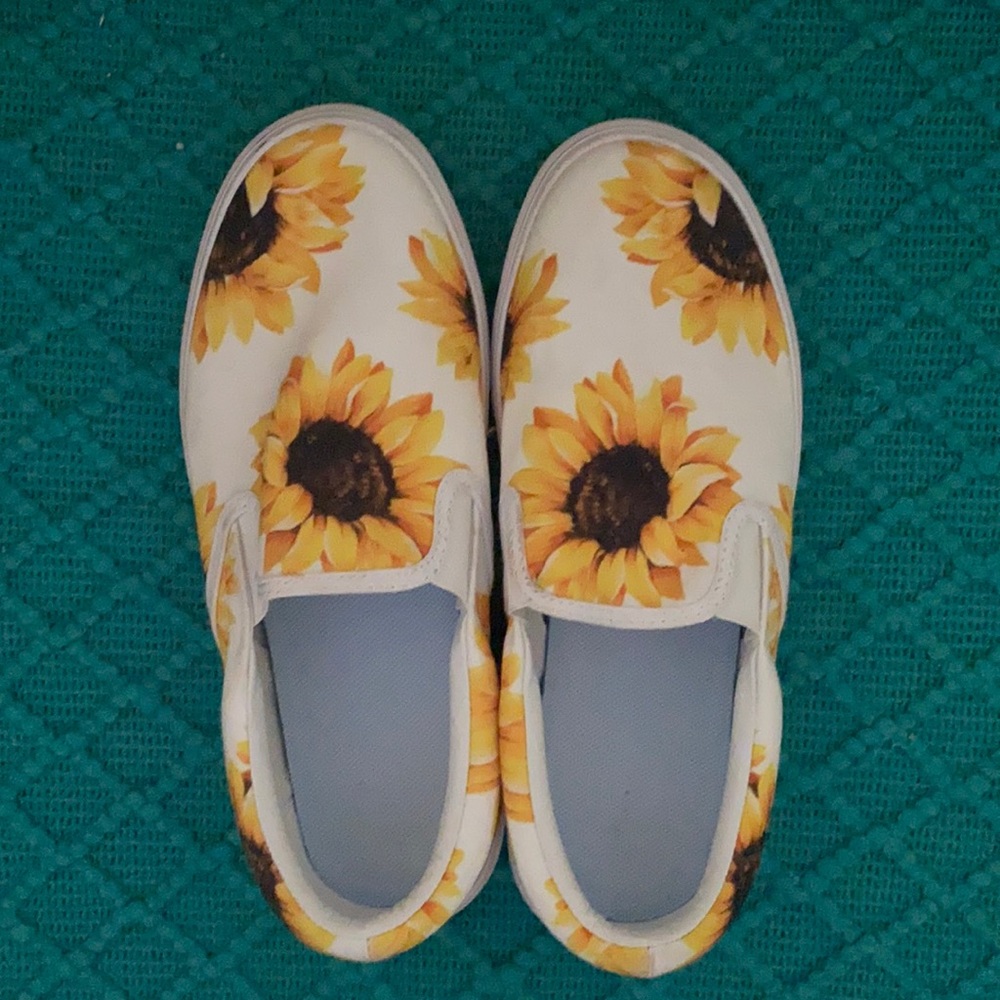 ThreeIn brand sunflower slip on shoes (8)